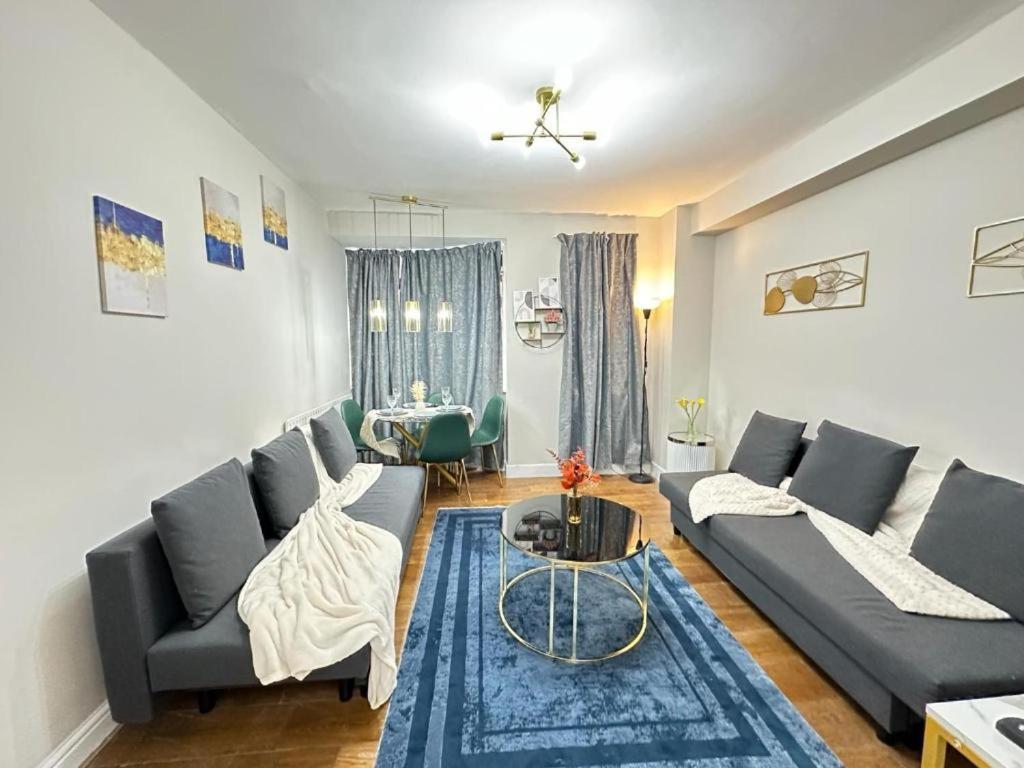 Beautiful Family Near Hyde Park London
